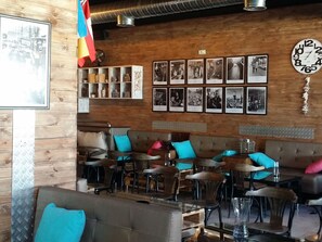 2 restaurantes: opção de almoço e jantar