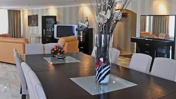 Senior Suite | Premium bedding, Select Comfort beds, minibar, in-room safe