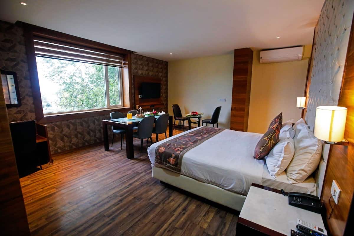 Deluxe Double Room | Peralatan tempat tidur premium, bar mini, peti besi dalam bilik, meja