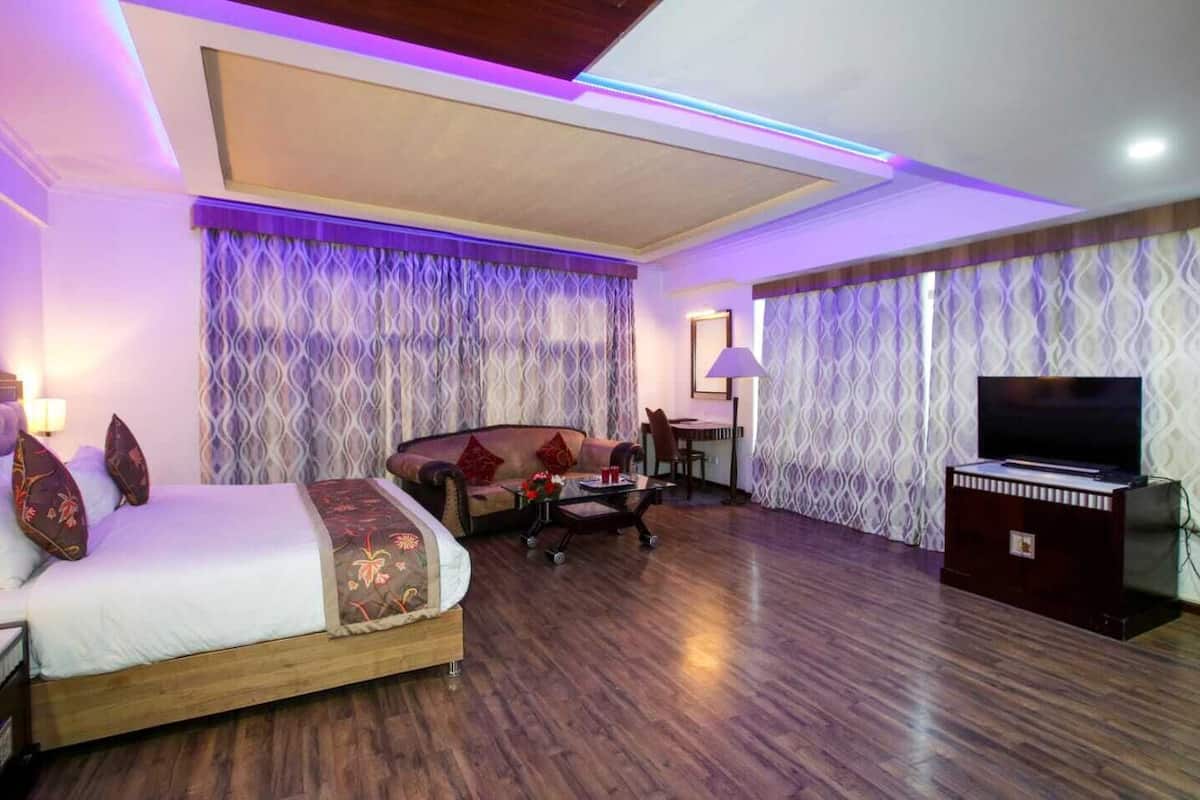 أغطية فراش متميزة وميني بار وخزنة داخل الغرفة ومكتب