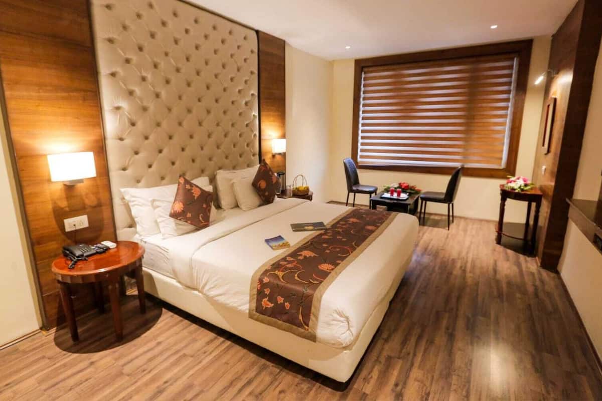 Executive Double Room, River View | Peralatan tempat tidur premium, bar mini, peti besi dalam bilik, meja