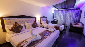 Una habitación de hotel con dos camas, un sofá y un escritorio.