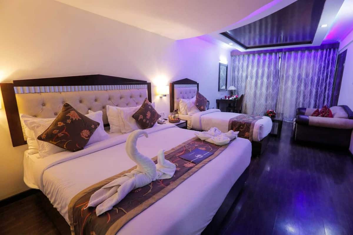 Premier Triple Room | Peralatan tempat tidur premium, bar mini, peti besi dalam bilik, meja