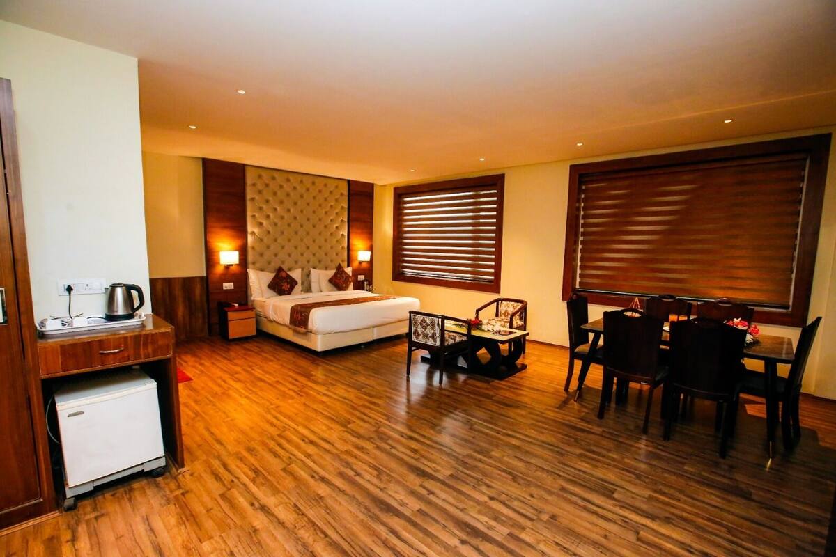 Presidential Room | Peralatan tempat tidur premium, bar mini, peti besi dalam bilik, meja