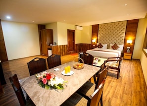 Premium bedding, minibar, in-room safe, desk - The Residency Hotel (Srinagar)