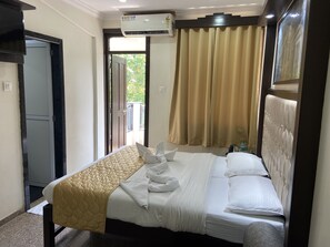 Klassieke kamer, balkon | Een kluis op de kamer, een bureau, gratis wifi