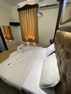 Suite AC Room with Balcony | In-room safe, desk, free WiFi - Valentines Retreat- Near Candolim Beach (Candolim)