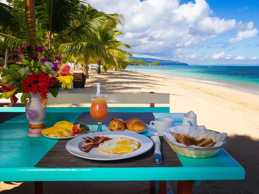 Se ofrece un desayuno bufé (1000 DOP por persona)