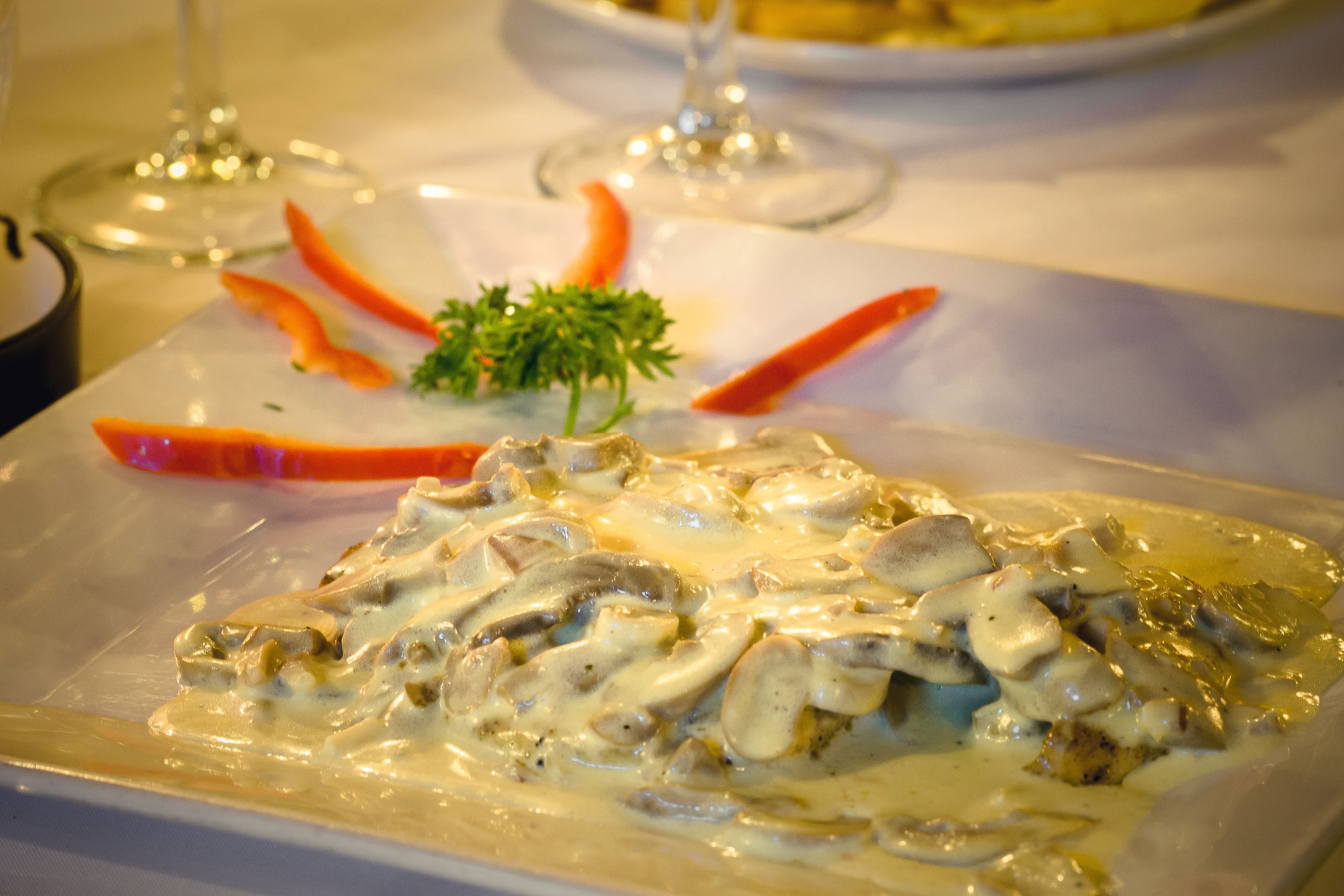 Une assiette de champignons crémeux, agrémentée de quelques garnitures.