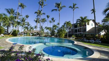 室外游泳池,提供日光浴躺椅