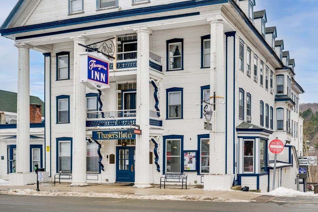 Egy történelmi épület, amelyen feltűnő „Thayers Inn” felirat, egy erkély és egy „Belépés tilos” tábla látható.