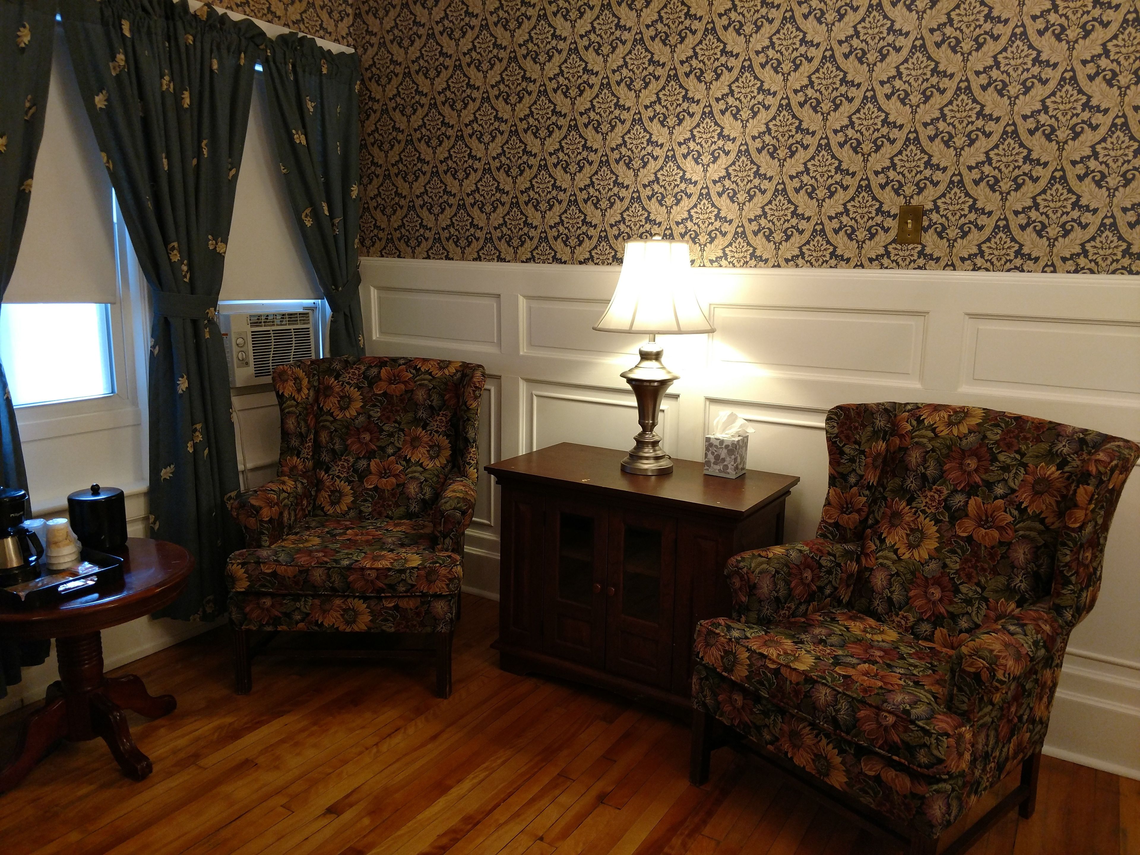 40-inch tv with digital channels, books, stereo