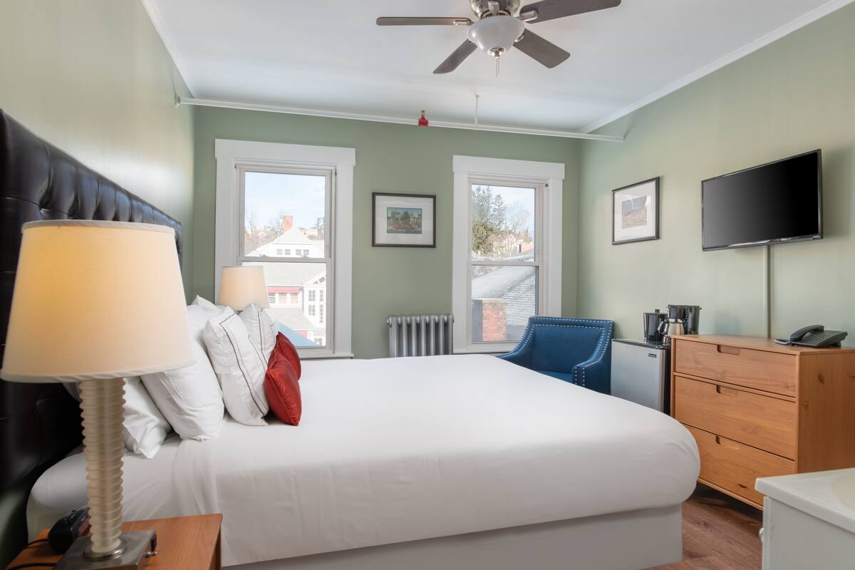 family suite, 2 bedrooms | 2 bedrooms, individually decorated, individually furnished