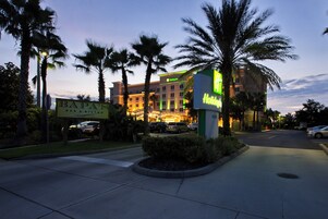 Un hotel con bar y bistró llamado 'BAPA'S' y un letrero de Holiday Inn.