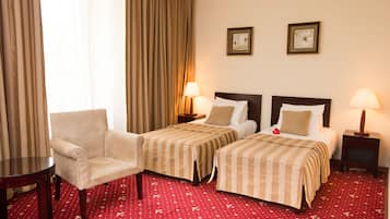 Habitación estándar con 1 cama doble o 2 individuales | Minibar, caja fuerte, escritorio y sistema de insonorización