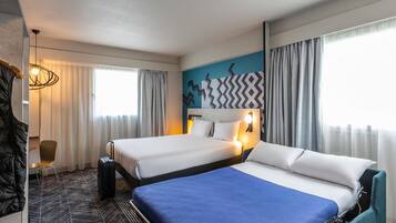 Chambre Premiun avec un lit queen size et un canapé-lit double