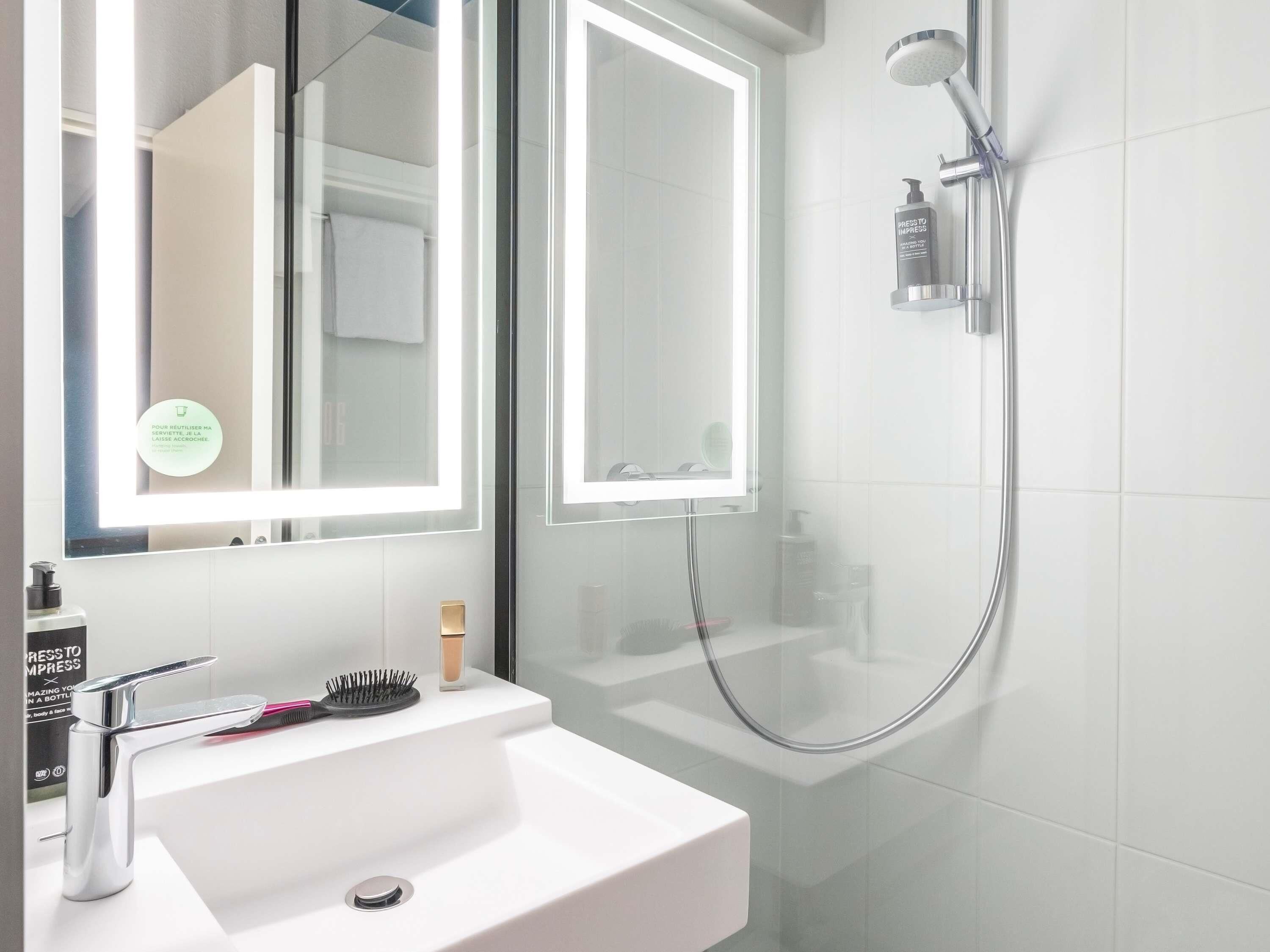 Douche, articles de toilette écologiques, sèche-cheveux