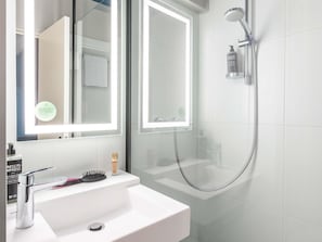 Regadera, amenidades de baño ecológicas, secadora de cabello, toallas