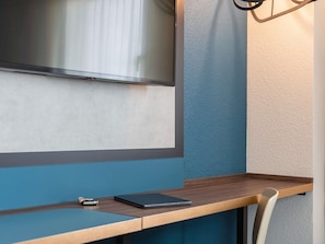 Con stile personalizzato, con arredamento individuale, una scrivania