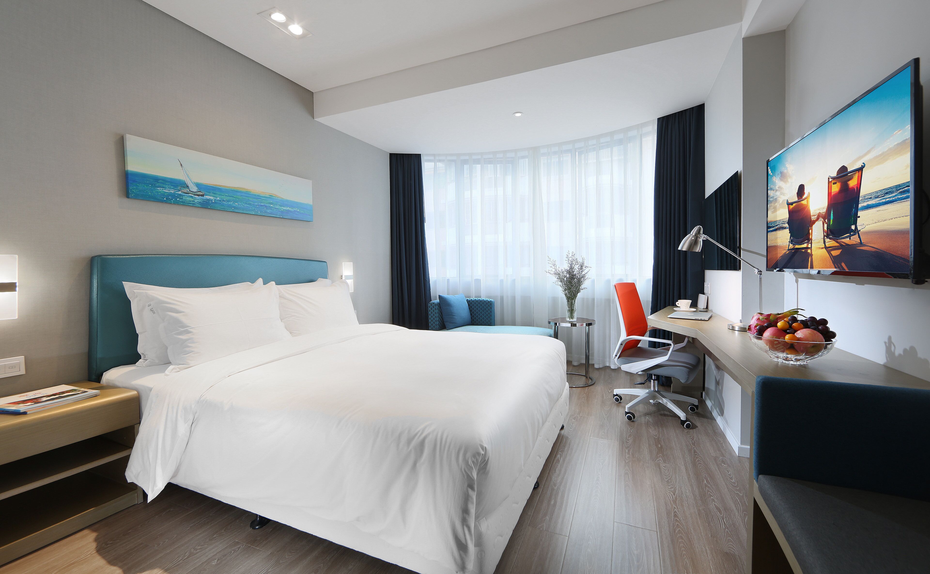 standard room, 1 queen bed | 1 bedroom, in-room safe, blackout curtains, soundproofing