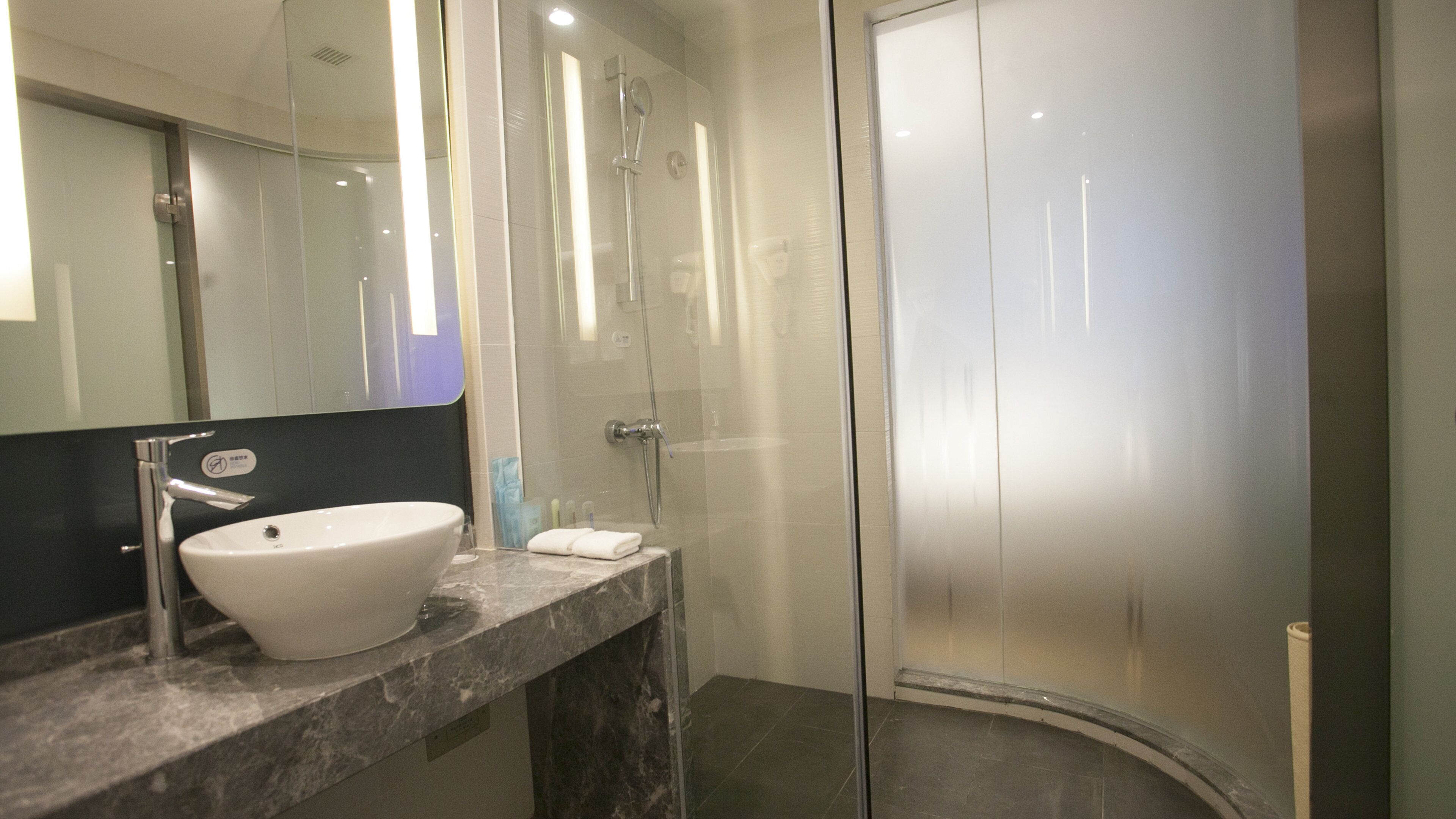 standard room, 1 queen bed | 1 bedroom, in-room safe, blackout curtains, soundproofing