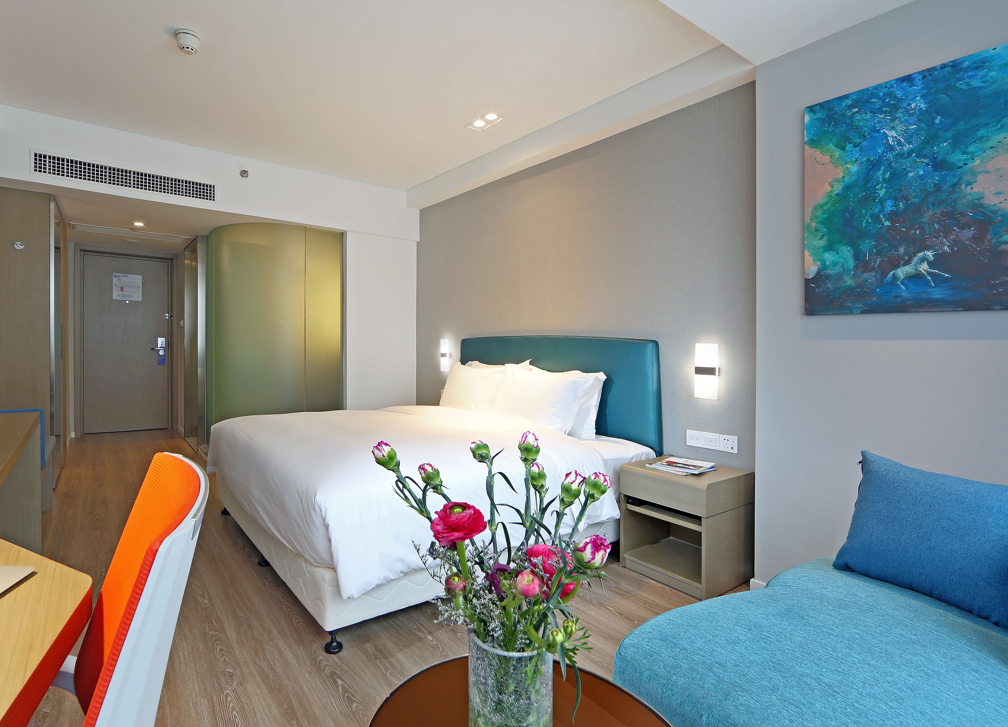 standard room, 1 queen bed | 1 bedroom, in-room safe, blackout curtains, soundproofing