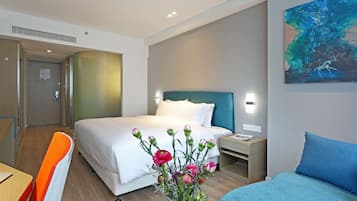 Standard Room, 1 Queen Bed | In-room safe, blackout drapes, soundproofing, free WiFi