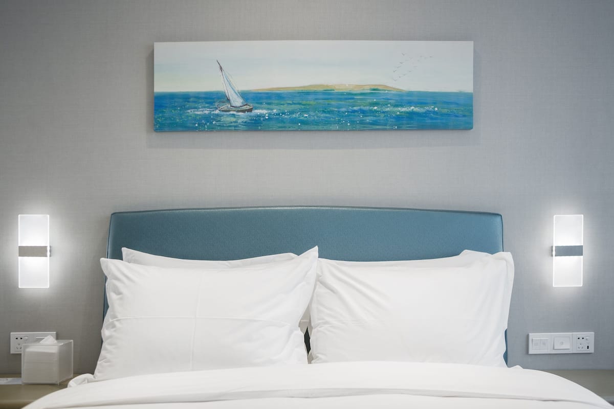 Standard Room, 1 Queen Bed | In-room safe, blackout curtains, soundproofing, free WiFi