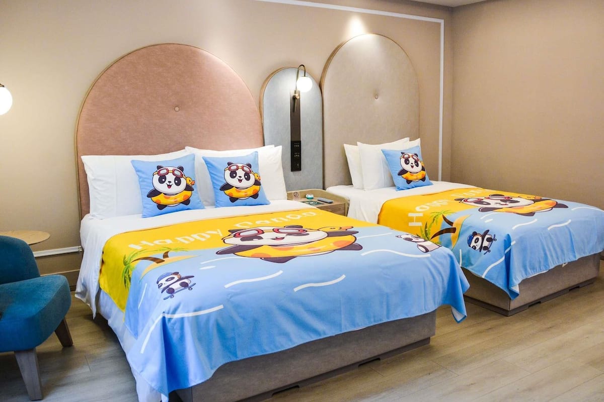 Family Room (1 Double Bed and 1 Twin Bed)