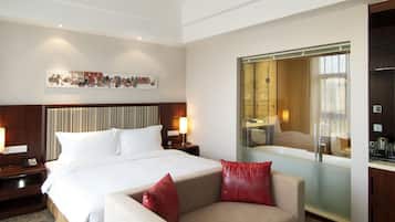Minibar với thức ăn, đồ uống miễn phí, két bảo mật tại phòng, bàn