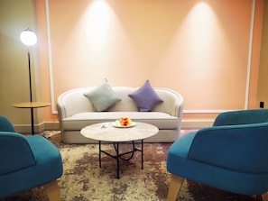 Suite junior, 1 cama King size | Artículos del minibar gratis y caja de seguridad en la habitación