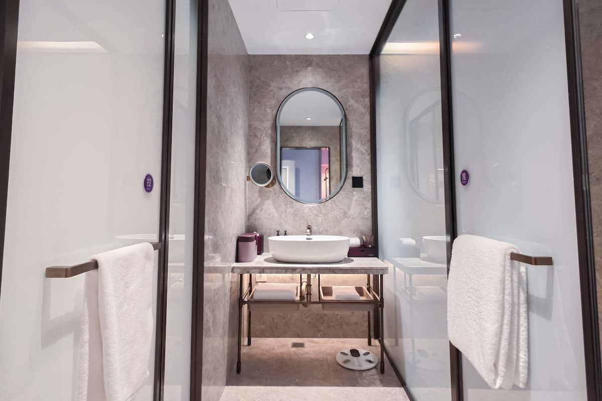 Standard Room, 1 King Bed | Free minibar items, in-room safe, desk, blackout drapes