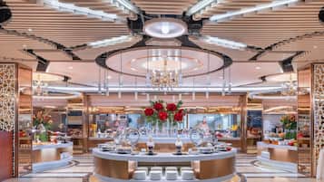 Melayani sarapan dan makan siang dengan sajian masakan internasional