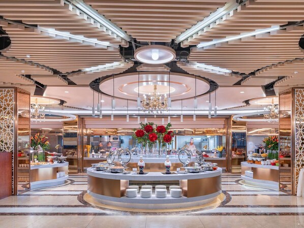 Breakfast, lunch, dinner served; international cuisine 