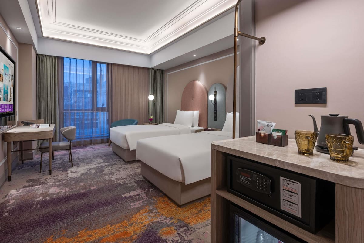 Artículos del minibar gratis y caja de seguridad en la habitación