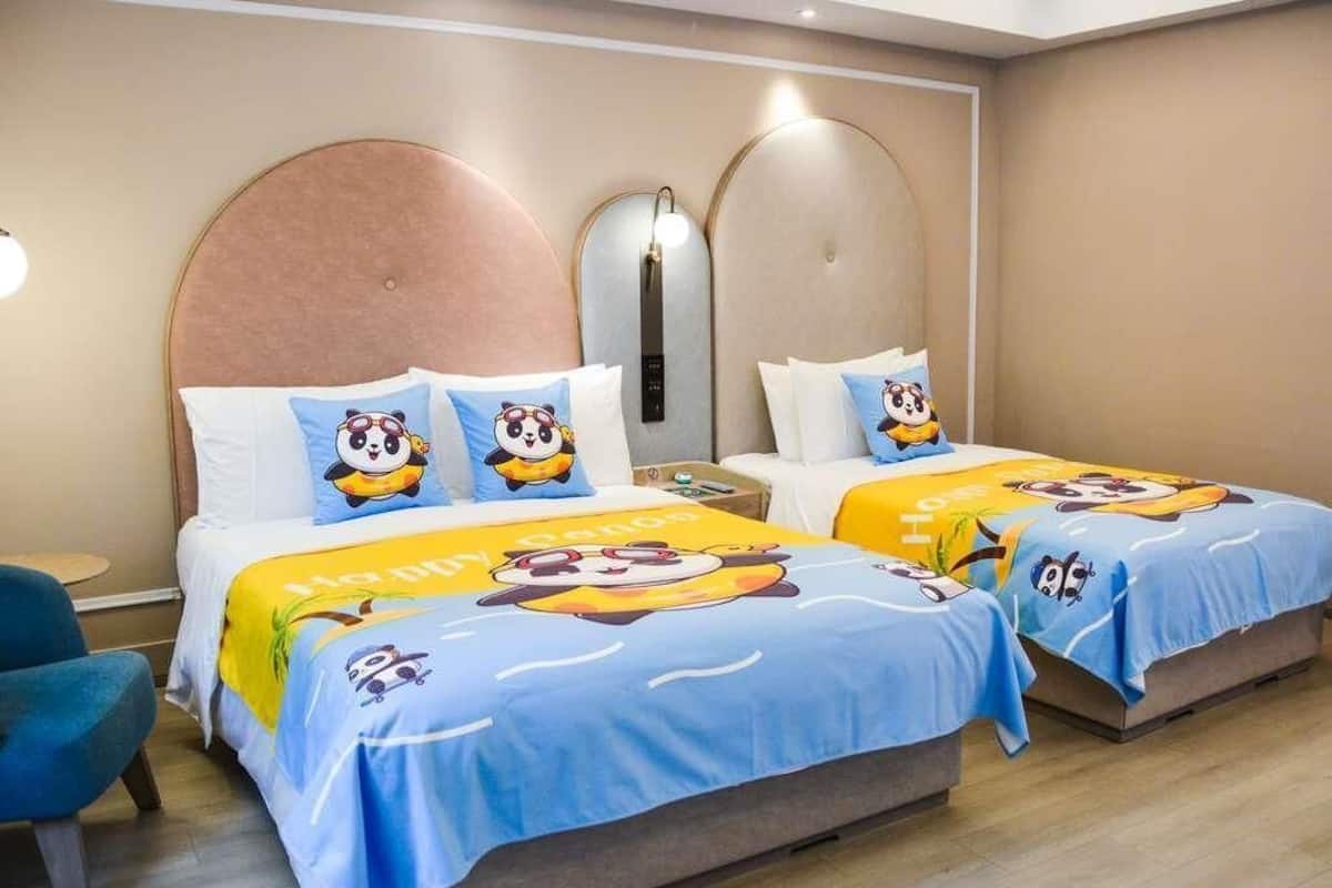 Familjerum (1 Double Bed and 1 Twin Bed) | Minibar med vissa gratis produkter och värdeförvaringsskåp på rummet