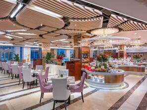 Breakfast, lunch, dinner served; international cuisine 