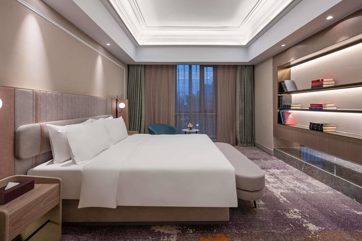 Suite junior, 1 cama King size | Artículos del minibar gratis y caja de seguridad en la habitación
