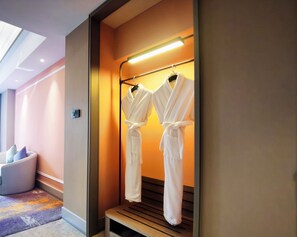 Suite – junior, 1 kingsize-seng | Bad | Dusj, miljøvennlige toalettsaker, hårføner og badekåper