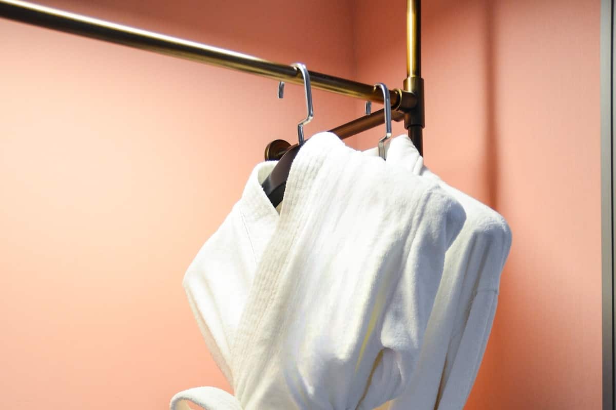 Familieværelse (1 Double Bed and 1 Twin Bed) | Badeværelse | Bruser, miljøvenlige toiletartikler, hårtørrer, badekåber