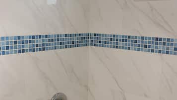 Combined shower/bathtub, free toiletries, hair dryer, towels