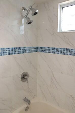 Combined shower/bathtub, free toiletries, hair dryer, towels - University Inn (Tucson)