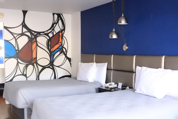 Meja kerja, tirai kedap cahaya, setrika/meja setrika, dan Wi-Fi gratis