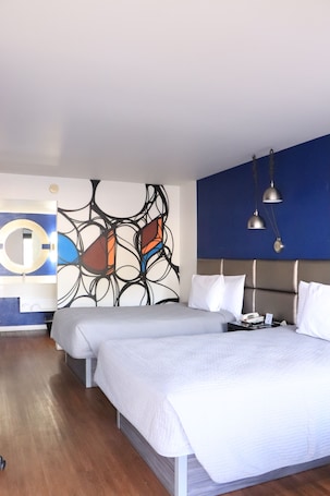 Escritorio, cortinas blackout y tabla de planchar con plancha