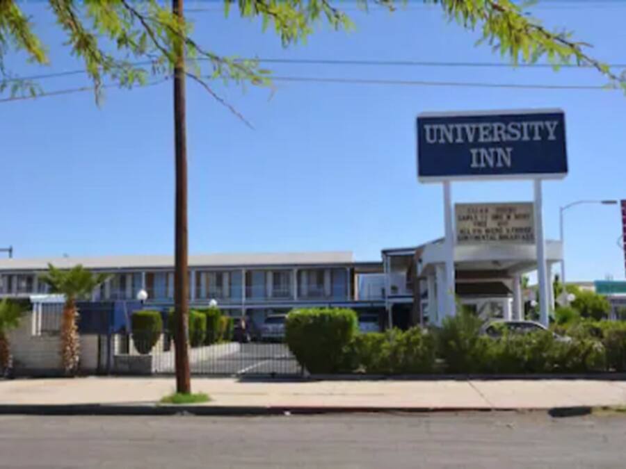 En byggnad med en skylt där det står ”University Inn”.