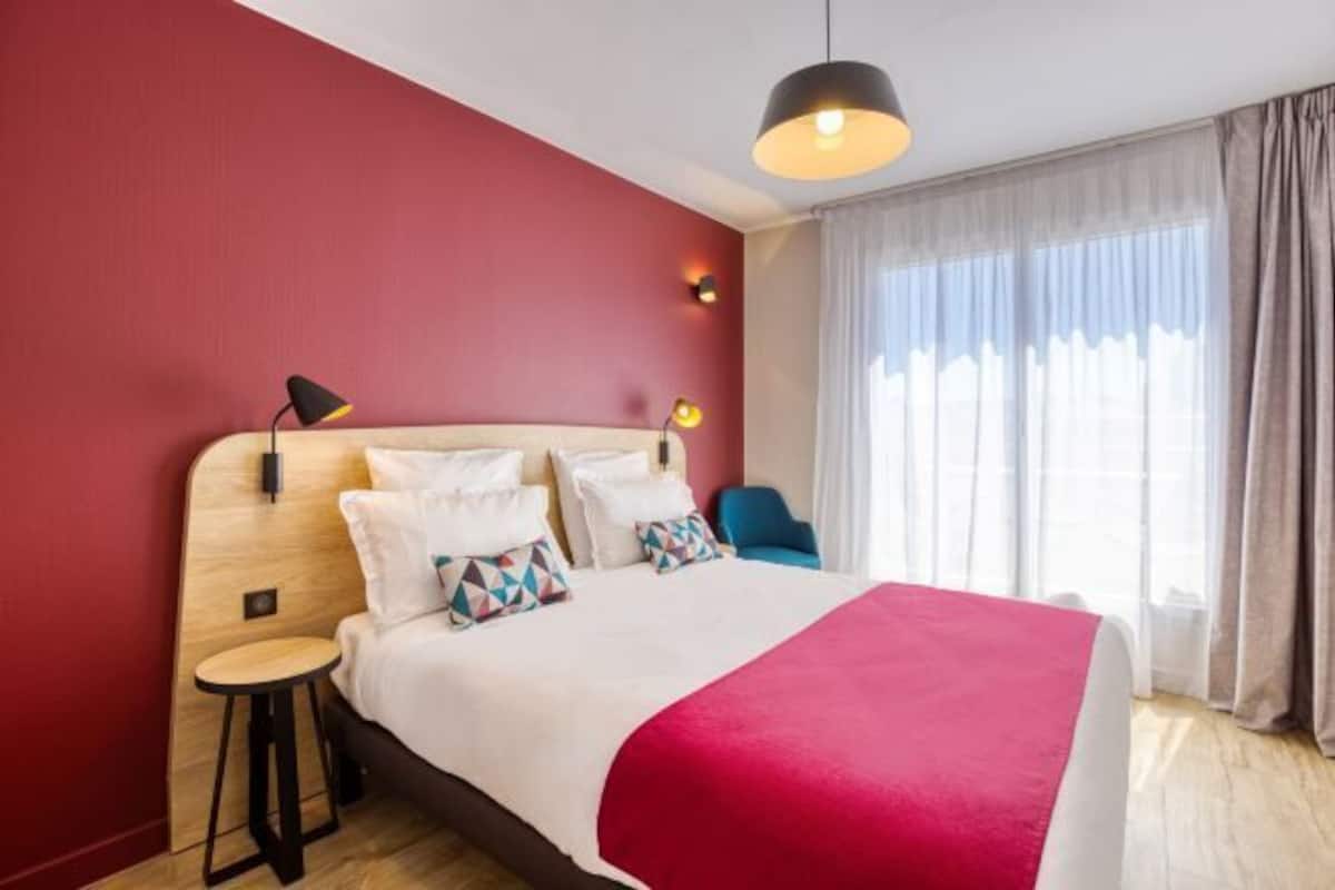 Desk, soundproofing, iron/ironing board, free WiFi