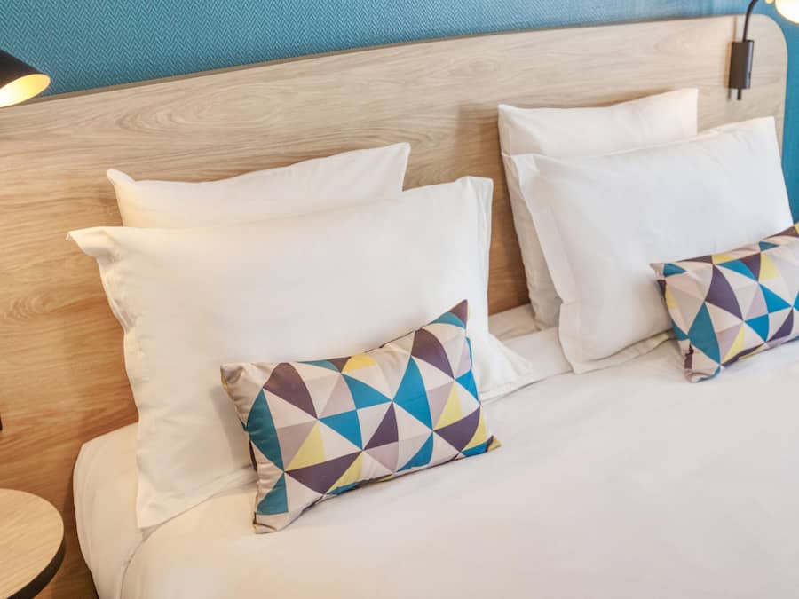 Een bureau, geluiddichte muren, een strijkplank/strijkijzer, gratis wifi