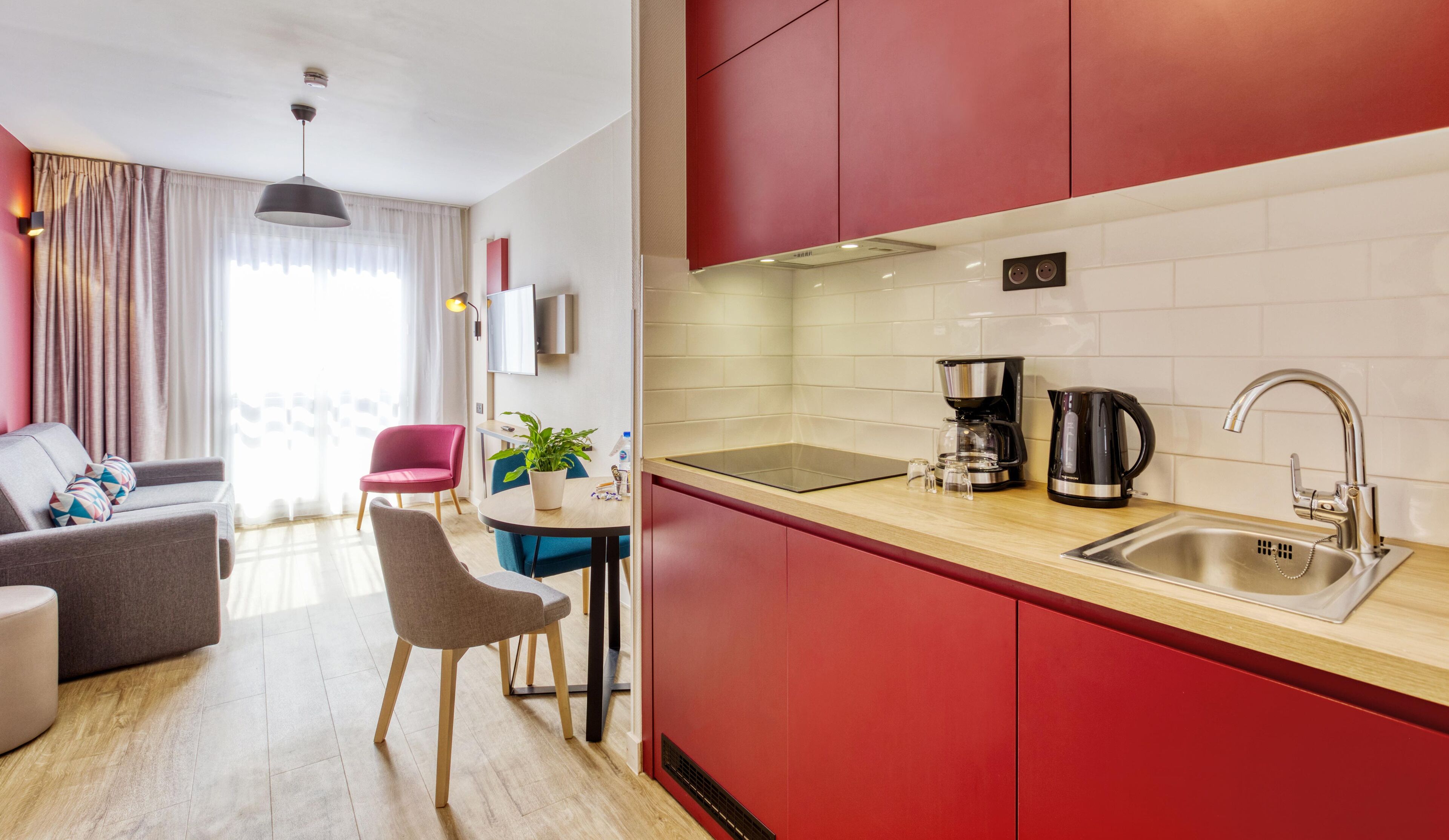 Appartement T2 | Eigene Kochnische | Kühlschrank, Mikrowelle, Herdplatte, Wasserkocher mit Kaffee-/Teezubehör