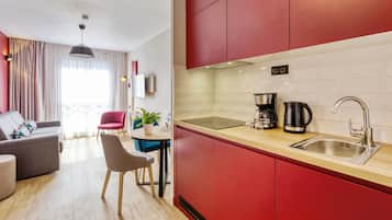 Appartement T2 | Eigene Kochnische | Kühlschrank, Mikrowelle, Herdplatte, Wasserkocher mit Kaffee-/Teezubehör