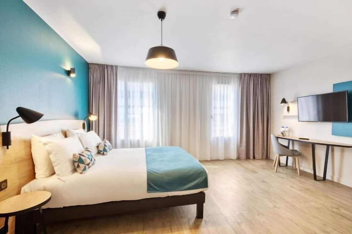 Schreibtisch, schallisolierte Zimmer, Bügeleisen/Bügelbrett